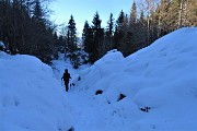 67 In zona d'ombra la neve dura a lungo e l'aria si rinfresca...